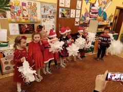 ubieranie choinki z rodzicami