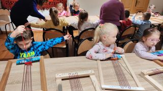 samodzielne wytkanie tkaniny na specjalnie przygotowanych ramkach tkackich