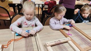 samodzielne wytkanie tkaniny na specjalnie przygotowanych ramkach tkackich