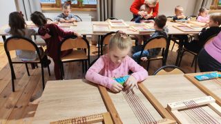 samodzielne wytkanie tkaniny na specjalnie przygotowanych ramkach tkackich