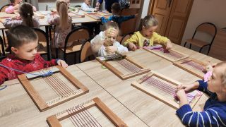 samodzielne wytkanie tkaniny na specjalnie przygotowanych ramkach tkackich