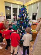 wieszanie pierników na choince