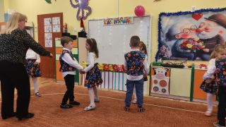 Dzieci tańczą krakowiaka