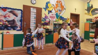 Dzieci tańczą krakowiaka