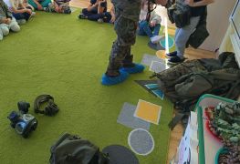 Chłopiec mierzy kamizelkę