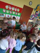 Pani Kasia pomaga w przygotowaniu sałatki jabłkowej