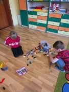 Zabawy zabawkami otrzymanymi od Mikołaja