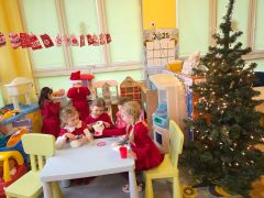 Zabawy zabawkami otrzymanymi od Mikołaja