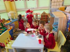 Zabawy zabawkami otrzymanymi od Mikołaja