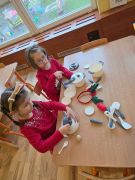 Zabawy zabawkami otrzymanymi od Mikołaja