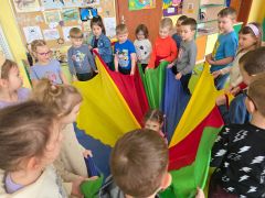 "Zamieć"- zabawa z chustą