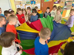 "Zamieć"- zabawa z chustą