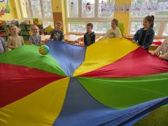 "Kula śniegowa"- zabawa z chustą animacyjną