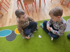 "Poszukiwacze połówek"- zabawa integracyjna