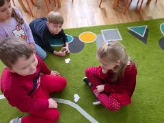 "Poszukiwacze połówek"- zabawa integracyjna