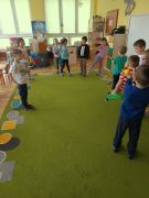 Zabawa „Piłeczkowe tańce” 