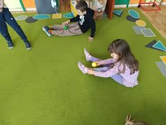 Zabawa „Piłeczkowe tańce” 