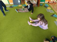 Zabawa „Piłeczkowe tańce” 