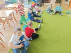 Zabawa „Piłeczkowe tańce” 