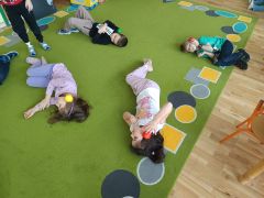 Zabawa „Piłeczkowe tańce” 