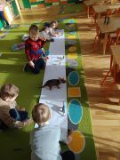 odrysowujemy cienie dinozaurów