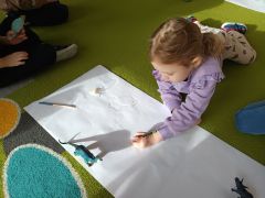 odrysowujemy cienie dinozaurów