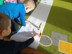 odrysowujemy cienie dinozaurów