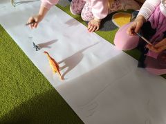 odrysowujemy cienie dinozaurów