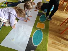 dzieci rysują park jurajski