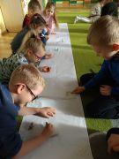 dzieci rysują park jurajski