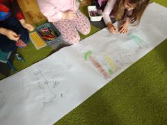 dzieci rysują park jurajski