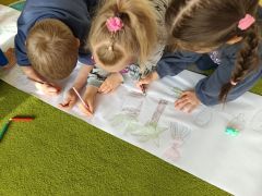 dzieci rysują park jurajski