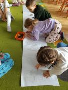 dzieci rysują park jurajski