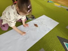 dzieci rysują park jurajski