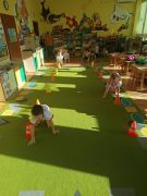 czworakowanie z omijaniem przeszkód