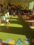 czworakowanie z omijaniem przeszkód