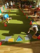 czworakowanie z omijaniem przeszkód