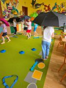 Spacer z parasolką z przeszkodami