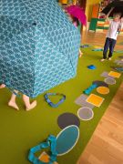 Spacer z parasolką z przeszkodami