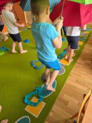 Spacer z parasolką z przeszkodami