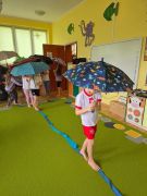 Spacer z parasolką po szarfie