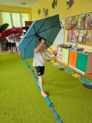 Spacer z parasolką po szarfie