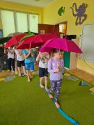 Spacer z parasolką po szarfie