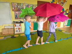 Spacer z parasolką po szarfie