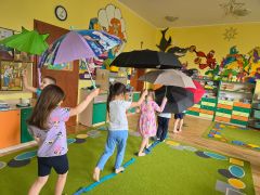 Spacer z parasolką po szarfie