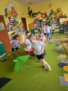 W slalomie z parasolek