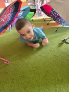 W tunelu z parasolek