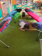 W tunelu z parasolek