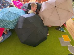 Dom grupowy z parasoli