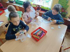 Kolorujemy, dopasowujemy, wycinamy 